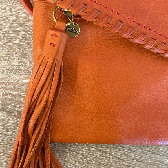 HOBO Orange Leather Crossbody Bag w detailed liner - Picture 2 of 7